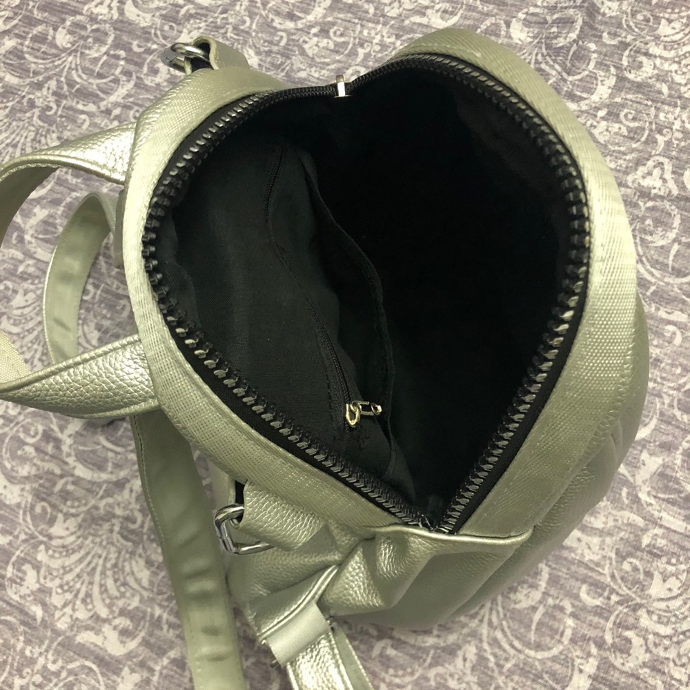 Silver backpack. - Picture 4 of 7